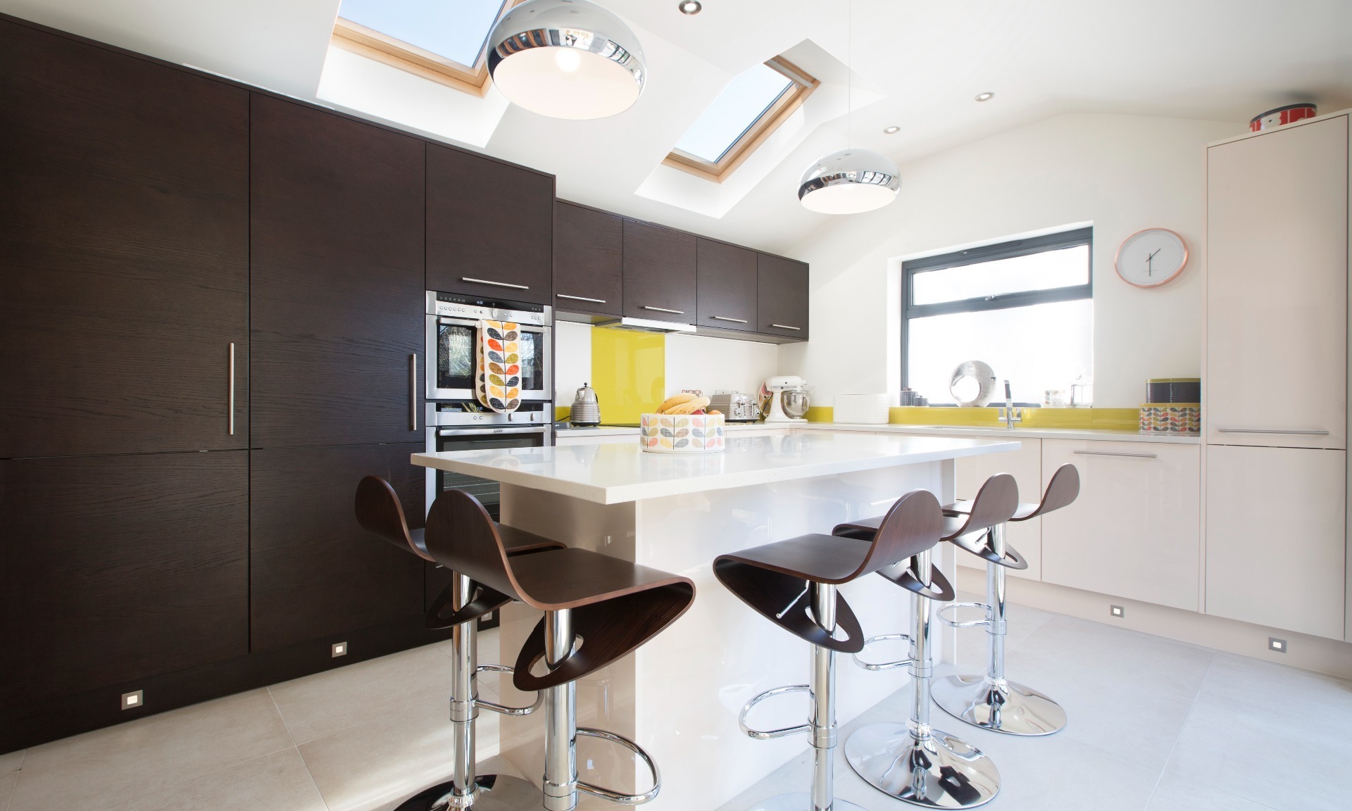 Medium sized contemporary l-shaped kitchen/diner